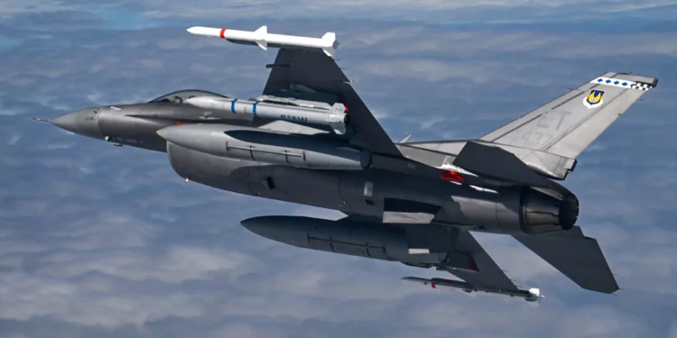 Un F-16 Fighting Falcon del 40.º Escuadrón de Pruebas de Vuelo vuela con un arma de ataque suplente en su riel el 7 de noviembre en la Base Aérea Eglin, Florida. (Fotografía de la Fuerza Aérea de EE. UU. por el Sargento Blake Wiles)