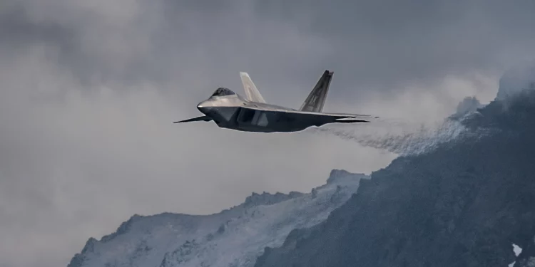 La USAF cuenta con menos de 150 cazas F-22 Raptor operativos