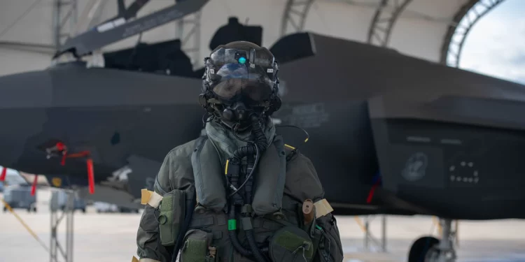 Pilotos del caza F-35 se entrenan con el nuevo equipo CBRN 
