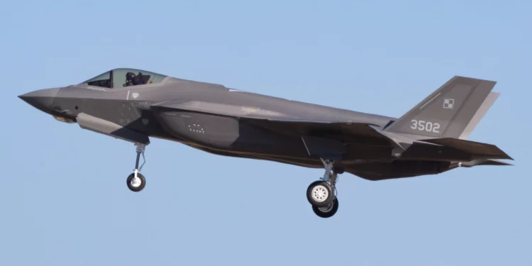 El primer F-35A polaco realiza con éxito su vuelo inaugural