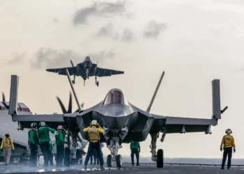 La Marina de EE. UU. opera diversos cazas y escuadrones especializados, incluyendo guerra electrónica y aviones de quinta generación