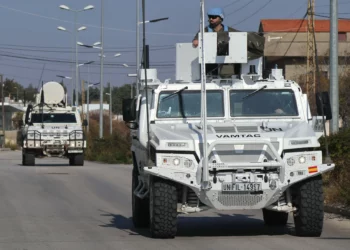 Vehículos de la Fuerza Provisional de las Naciones Unidas en el Líbano (FPNUL) patrullan la ciudad de Marjayoun, en el sur del Líbano, cerca de la frontera con Israel, el 29 de noviembre de 2024. (AFP)