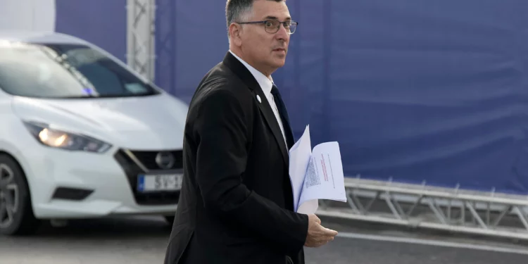 El ministro de Asuntos Exteriores, Gideon Sa'ar, llega para asistir a una sesión plenaria de la 31ª cumbre ministerial de la Organización para la Seguridad y la Cooperación en Europa, en Ta'Qali, Malta, el 5 de diciembre de 2024. (Foto AP/Miguela Xuereb)