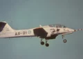 El primer prototipo del IA-58 voló el 20 de agosto de 1969, con matrícula AX01, realizó su primer vuelo (privado) de quince minutos bajo el mando del mayor Roberto Starc. Al día siguiente, realizó un segundo vuelo ante las autoridades de la Fuerza Aérea Argentina, de treinta y cinco minutos de duración. (Crédito de la imagen: Wikimedia Commons)