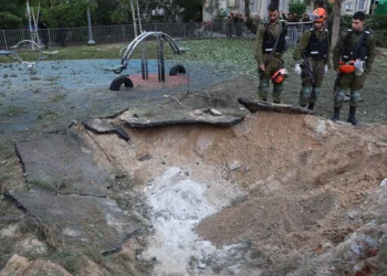 Misil hutí impacta parque público en Tel Aviv: 30 heridos