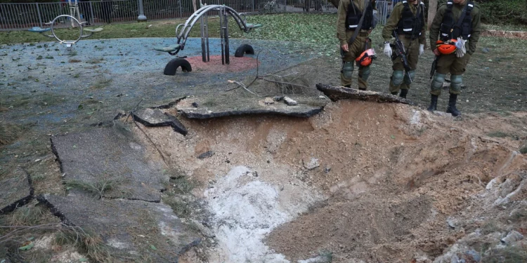 Misil hutí impacta parque público en Tel Aviv: 30 heridos