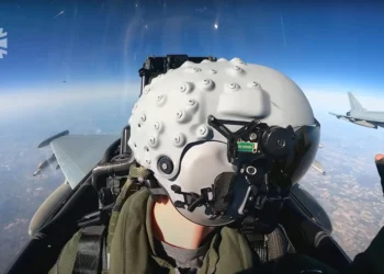 Un piloto alemán del Eurofighter con el HMD. (Crédito de la imagen: Fuerza Aérea Alemana)