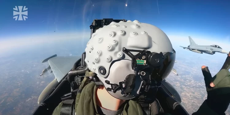 Un piloto alemán del Eurofighter con el HMD. (Crédito de la imagen: Fuerza Aérea Alemana)