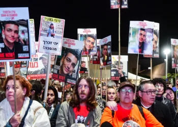 La gente asiste a una manifestación en Tel Aviv para pedir la liberación de los israelíes tomados como rehenes por terroristas de Hamás en Gaza, el 30 de noviembre de 2024. (Avshalom Sassoni/Flash90)