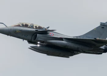 Un Rafale B del Ejército del Aire y del Espacio sale de la base aérea Paya Lebar de Singapur rumbo al ejercicio Pitch Black 2024. El Rafale ya está equipado con el TALIOS, pero el TALIOS mejorado con IA amplificará aún más su ya importante tecnología. (Crédito de la imagen: Justin Tang, @airbornearchives en Instagram)