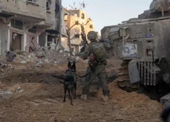 Tropas de la 401.ª Brigada Blindada operan en Jabalia, en el norte de Gaza, en una foto publicada por el ejército el 4 de diciembre de 2024. (Fuerzas de Defensa de Israel)