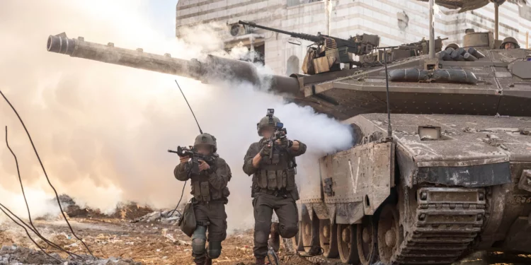 Tropas de la Brigada Kfir operan en Beit Lahiya, en el norte de Gaza, en una foto difundida el 2 de diciembre de 2024. (Fuerzas de Defensa de Israel)