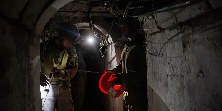 Tropas de la unidad de ingeniería de combate Yahalom preparan un túnel con explosivos en Khan Younis, en el sur de Gaza, en una imagen publicada el 21 de febrero de 2024. (Fuerzas de Defensa de Israel)