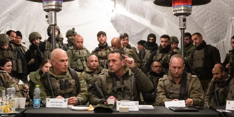 Esta fotografía proporcionada por las Fuerzas de Defensa de Israel muestra al Jefe del Estado Mayor, teniente general Herzi Halevi (centro), reunido con tropas estacionadas en los Altos del Golán, el 14 de diciembre de 2024. (Fuerzas de Defensa de Israel)