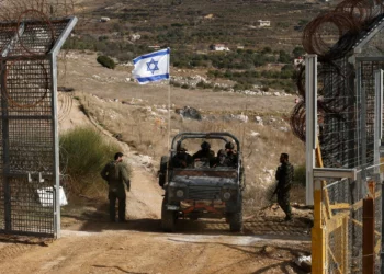 Un vehículo militar israelí cruza la valla, regresando de la zona de amortiguamiento con Siria, cerca de la aldea drusa de Majdal Shams en los Altos del Golán, el 10 de diciembre de 2024. (Foto de Jalaa MAREY / AFP)