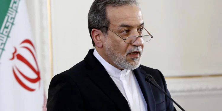 Irán reafirma apoyo a Siria tras ofensiva rebelde en Alepo  

El principal diplomático iraní, Abbas Araghchi, anunció su viaje a Damasco para transmitir un mensaje de respaldo al gobierno y las fuerzas armadas sirias, informó la agencia estatal IRNA.  

“He sido enviado por la República Islámica para expresar nuestro firme apoyo al gobierno y al ejército de Siria”, declaró Araghchi antes de partir de Teherán, según medios oficiales.  

El anuncio llega tras el ataque liderado por rebeldes islamistas de Hayat Tahrir al-Sham (HTS), que causó decenas de bajas en el ejército sirio y arrasó parte de la ciudad de Alepo.  

La ofensiva, considerada la más significativa desde 2020, obligó al ejército sirio a redistribuir tropas, marcando el mayor desafío para el presidente Bashar Assad en los últimos años.  

HTS, anteriormente conocido como Frente Nusra, es clasificado como grupo terrorista por Estados Unidos, Rusia, Turquía y otros países.