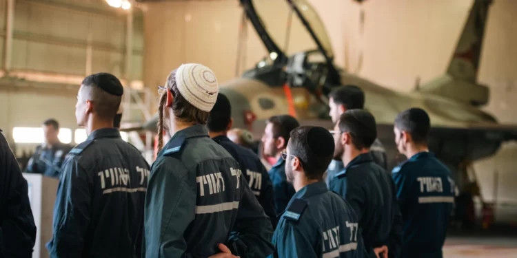 Técnicos haredíes de la Fuerza Aérea de Israel son vistos en la escuela técnica de la Fuerza Aérea de Israel en Haifa después de completar su entrenamiento, el 3 de diciembre de 2024. (Fuerzas de Defensa de Israel)