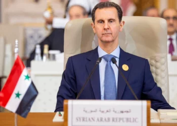 Esta fotografía proporcionada por la Agencia de Prensa Saudita (SPA) el 11 de noviembre de 2023 muestra al presidente sirio Bashar al-Assad asistiendo a una reunión de emergencia de la Liga Árabe y la Organización para la Cooperación Islámica (OCI), en Riad. (Agencia de Prensa Saudita/AFP)