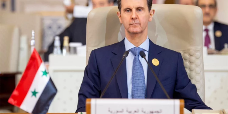 Esta fotografía proporcionada por la Agencia de Prensa Saudita (SPA) el 11 de noviembre de 2023 muestra al presidente sirio Bashar al-Assad asistiendo a una reunión de emergencia de la Liga Árabe y la Organización para la Cooperación Islámica (OCI), en Riad. (Agencia de Prensa Saudita/AFP)