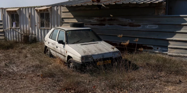 Un automóvil antiguo en 'Trump Heights', en los Altos del Golán, el 7 de noviembre de 2024. (Foto AP/Ariel Schalit)