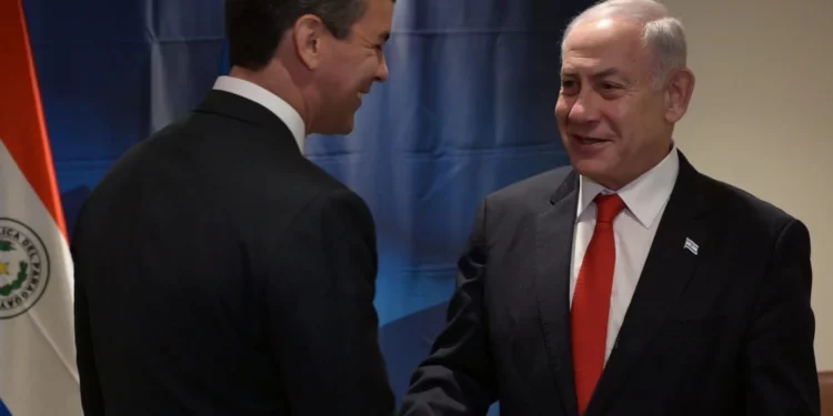 El primer ministro, Benjamin Netanyahu, a la derecha, se reúne con el presidente de Paraguay, Santiago Peña, en la ONU en Nueva York el 19 de septiembre de 2023. (Avi Ohayon/GPO)