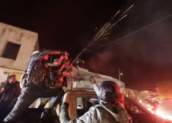 Los combatientes antigubernamentales celebran en la ciudad de Tal Rifaat, en el norte de Siria, el 1 de diciembre de 2024. (Foto de Bakr ALKASEM / AFP)