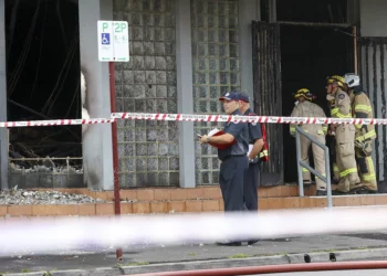 Bomberos y agentes de policía trabajan en la escena de un incendio provocado en la sinagoga Adass Israel, en el suburbio de Ripponlea, Melbourne, Australia, el 6 de diciembre de 2024. (Con Chronis/AAP Image via AP)