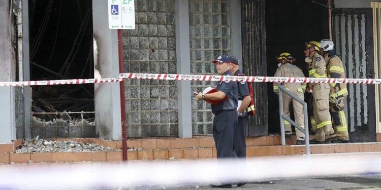 Bomberos y agentes de policía trabajan en la escena de un incendio provocado en la sinagoga Adass Israel, en el suburbio de Ripponlea, Melbourne, Australia, el 6 de diciembre de 2024. (Con Chronis/AAP Image via AP)