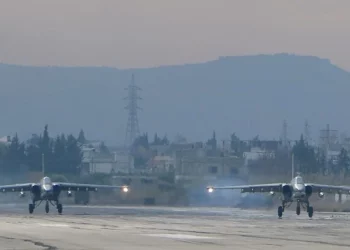 Esta foto de archivo tomada el 16 de diciembre de 2015 muestra dos bombarderos rusos Sukhoi Su-25 en la base militar rusa de Hmeimim, en la provincia de Latakia, en el noroeste de Siria. (AFP Photo/Paul Gypteau)