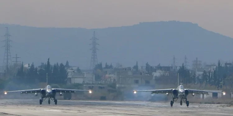 Esta foto de archivo tomada el 16 de diciembre de 2015 muestra dos bombarderos rusos Sukhoi Su-25 en la base militar rusa de Hmeimim, en la provincia de Latakia, en el noroeste de Siria. (AFP Photo/Paul Gypteau)