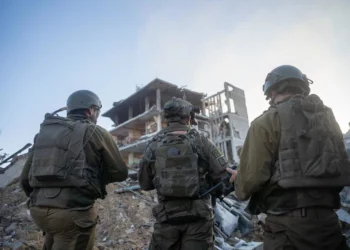 Tropas de la 401.ª Brigada Blindada operan en Jabaliya, en el norte de Gaza, en una foto publicada por el ejército el 4 de diciembre de 2024. (Fuerzas de Defensa de Israel)