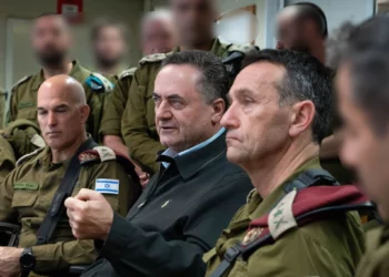 El ministro de Defensa, Israel Katz (centro), durante una visita al Comando Norte con el jefe del Estado Mayor de las FDI, teniente general Herzi Halevi (2.° der.), el 13 de noviembre de 2024. (Ariel Hermoni/Ministerio de Defensa)