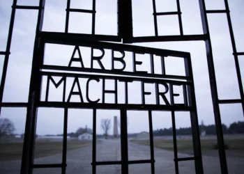 Esta foto de archivo del 27 de enero de 2012, tomada en el Día Internacional de Conmemoración en Memoria de las Víctimas del Holocausto, muestra las palabras “Arbeit Macht Frei” (El trabajo os hará libres) que marcan la entrada al campo de concentración nazi de Sachsenhausen, en Oranienburg, Alemania. (Foto AP/Markus Schreiber, Archivo)