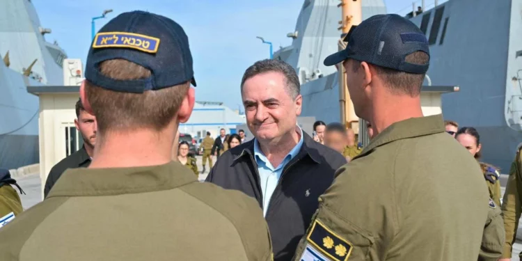 El ministro de Defensa, Israel Katz, visita una base naval en Haifa con altos oficiales de las Fuerzas de Defensa de Israel, el 10 de diciembre de 2024. (Shlomi Amsalem/Ministerio de Defensa)