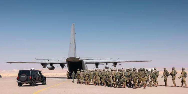 En una foto difundida el 7 de diciembre de 2024, se ve a tropas de las FDI subiendo a un avión de transporte de la Fuerza Aérea durante un ejercicio en los Altos del Golán. (Fuerzas de Defensa de Israel)