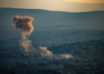 El humo se eleva desde una aldea en el sur del Líbano, visto desde el lado israelí de la frontera, el 2 de diciembre de 2024. (Erik Marmor/Flash90)