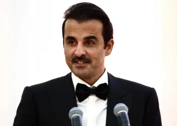 El emir de Qatar, el jeque Tamim bin Hamad al-Thani, pronuncia un discurso durante una cena en la Mansion House organizada por el alcalde de la ciudad de Londres, en la Mansion House de la ciudad de Londres, el 4 de diciembre de 2024. (HENRY NICHOLLS / AFP)