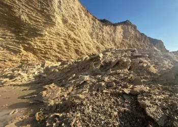 Parte de un acantilado derrumbado en la playa de Nof Yam en Herzliya, el 3 de diciembre de 2024. (Empresa gubernamental para la preservación de los acantilados costeros del Mediterráneo)