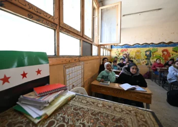 Escolares sirios asisten a clase en una escuela en el barrio de Dweilaa de la capital, Damasco, el 15 de diciembre de 2024 (LOUAI BESHARA / AFP)