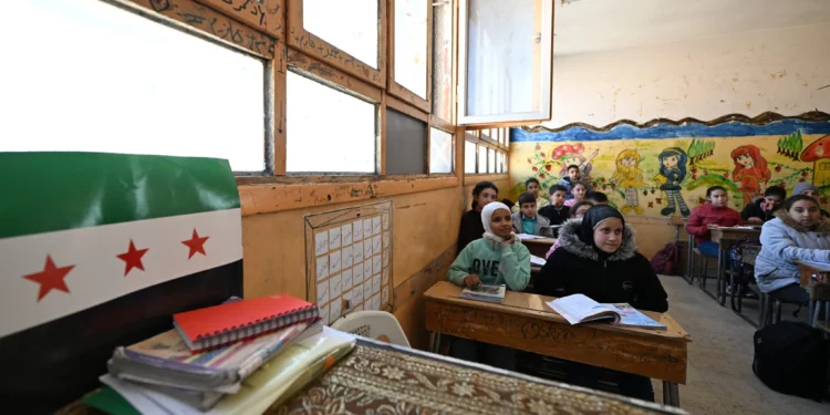 Escolares sirios asisten a clase en una escuela en el barrio de Dweilaa de la capital, Damasco, el 15 de diciembre de 2024 (LOUAI BESHARA / AFP)