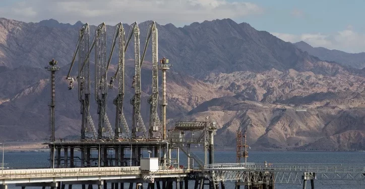 Vista de la terminal petrolera de la empresa Europe Asia Pipeline Company en la ciudad sureña de Eilat, el 14 de enero de 2022. (Noam Revkin Fenton/Flash90)