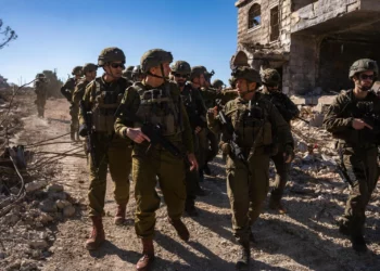 El jefe del Estado Mayor de las Fuerzas de Defensa de Israel, teniente general Herzi Halevi (centro), recorre el sur del Líbano el 2 de diciembre de 2023. (Fuerzas de Defensa de Israel)