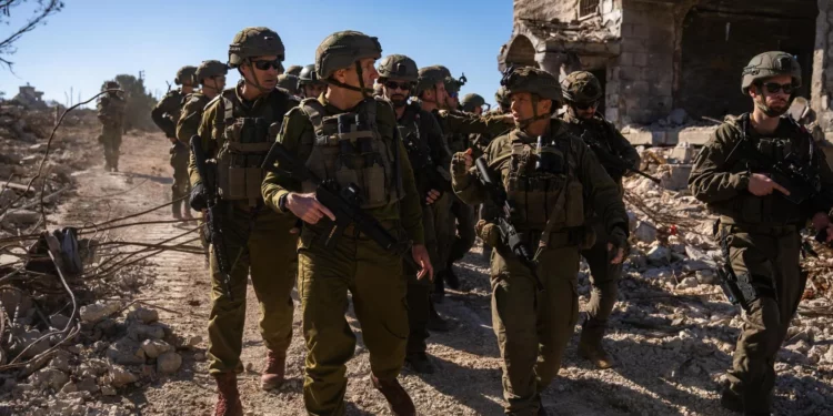 El jefe del Estado Mayor de las Fuerzas de Defensa de Israel, teniente general Herzi Halevi (centro), recorre el sur del Líbano el 2 de diciembre de 2023. (Fuerzas de Defensa de Israel)