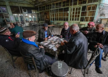 Un grupo de sirios juega a las cartas en un café de Damasco, Siria, el 10 de diciembre de 2024. (AP/Hussein Malla)