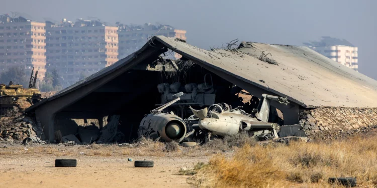 Un hangar bombardeado el día después de que el ejército israelí supuestamente atacara depósitos de armas cerca de la base aérea militar de Mezzeh, en las afueras de Damasco, el 9 de diciembre de 2024. (Bakr Alkasem/AFP)