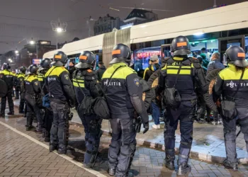 La policía holandesa hace guardia tras los ataques a aficionados israelíes tras el partido de fútbol entre el Ajax y el Maccabi Tel Aviv en Ámsterdam el 8 de noviembre de 2024. (VLN Niews / ANP / AFP vía JTA)