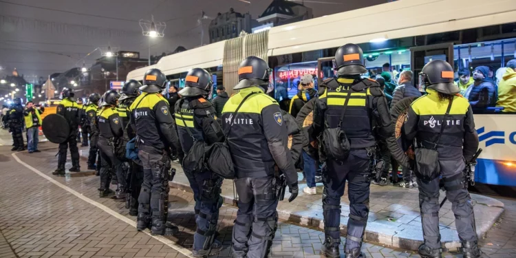 La policía holandesa hace guardia tras los ataques a aficionados israelíes tras el partido de fútbol entre el Ajax y el Maccabi Tel Aviv en Ámsterdam el 8 de noviembre de 2024. (VLN Niews / ANP / AFP vía JTA)