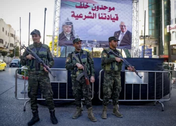 Miembros de las fuerzas de seguridad palestinas hacen guardia en la ciudad de Hebrón, el 24 de diciembre de 2024. (Wisam Hashlamoun/Flash90)