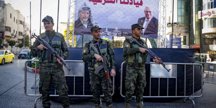 Miembros de las fuerzas de seguridad palestinas hacen guardia en la ciudad de Hebrón, el 24 de diciembre de 2024. (Wisam Hashlamoun/Flash90)