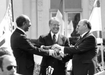 ARCHIVO - El presidente egipcio Anwar Sadat, a la izquierda, el presidente estadounidense Jimmy Carter, al centro, y el primer ministro israelí Menachem Begin se dan la mano en la Casa Blanca en Washington después de firmar el tratado de paz entre Egipto e Israel, el 26 de marzo de 1979. (Foto AP/Bob Daugherty, Archivo)